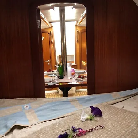 Libertyboating Úszó hotel Antibes