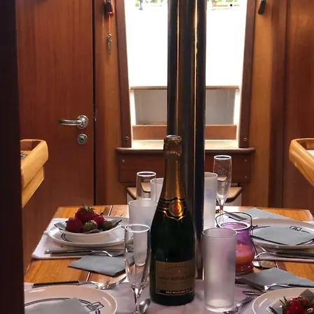 Libertyboating Úszó hotel Antibes